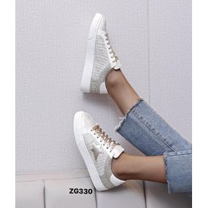 Tenis blancos textura gris detalles dorados