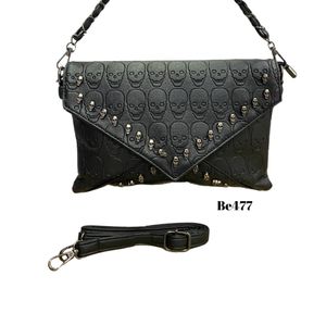 Bolso negro apliques detalles calavera